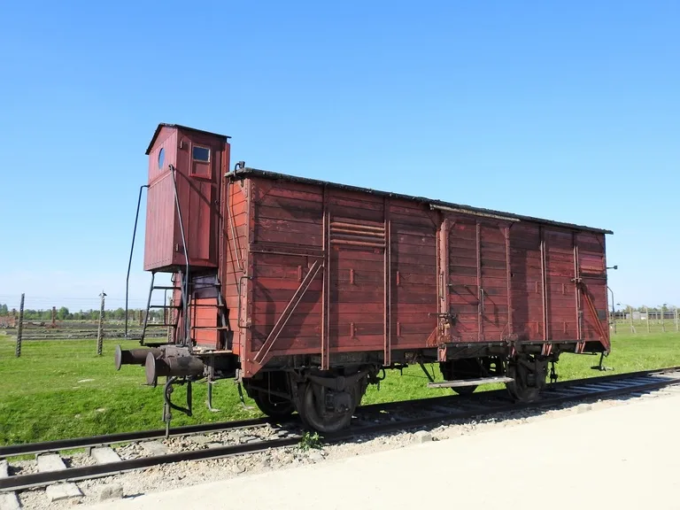 アウシュヴィッツ＝ビルケナウ強制収容所の鉄道路線に残る貨車