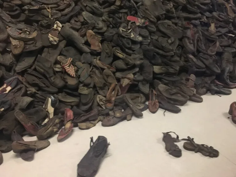 アウシュヴィッツの歴史を伝える展示室内の展示ケース