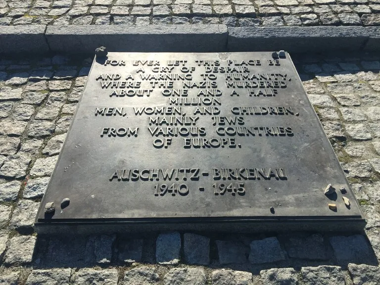 平和を祈る言葉が刻まれたプレートと記念碑