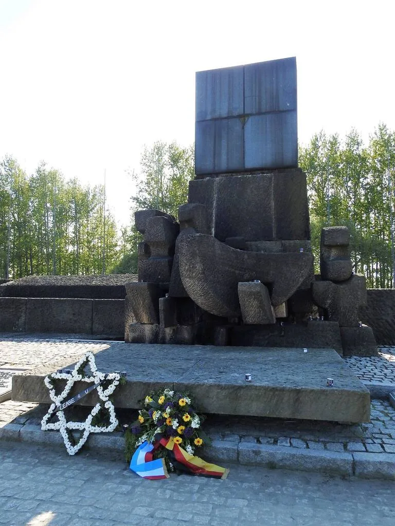 アウシュヴィッツ＝ビルケナウの慰霊碑と静かな追悼空間