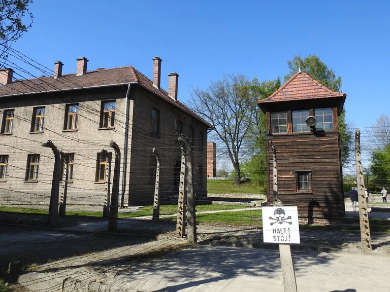 歴史を伝えるアウシュヴィッツ博物館の外観と敷地の様子