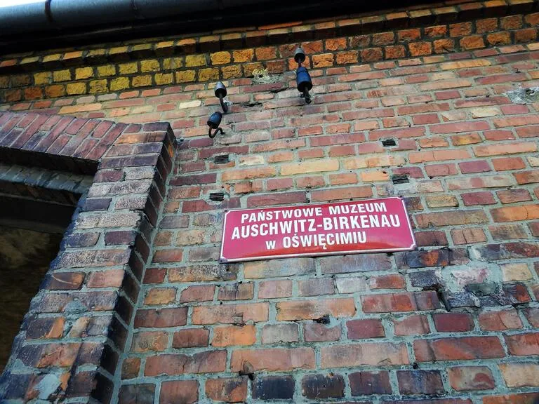 アウシュヴィッツ第1収容所内のレンガ造りのバラック棟の外観