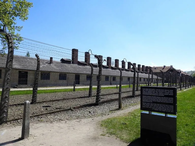 有刺鉄線が張り巡らされたアウシュヴィッツ強制収容所の外観と敷地の様子