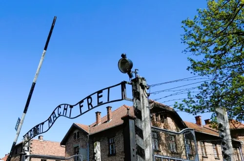 アウシュヴィッツ第1収容所の入口ゲート《働けば自由になる》の標語を写した歴史的な風景写真