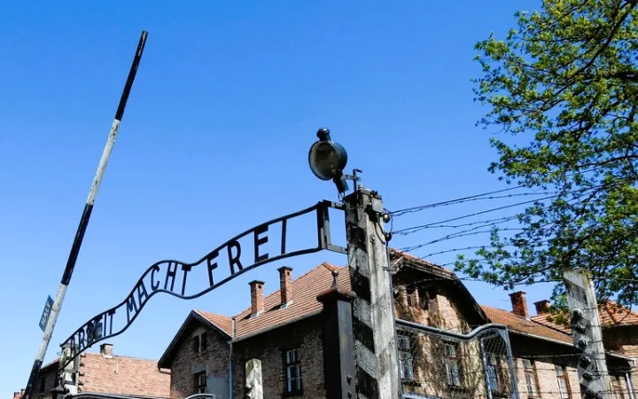 アウシュヴィッツ第1収容所の入口ゲート《働けば自由になる》の標語を写した歴史的な風景写真