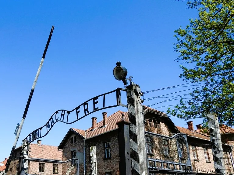 アウシュヴィッツ第1収容所の入口ゲート《働けば自由になる》の標語を写した歴史的な風景写真