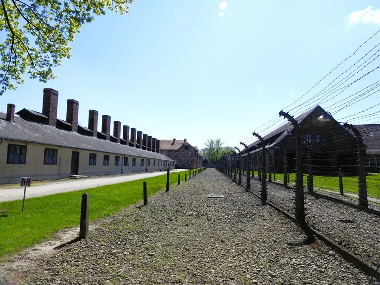 有刺鉄線が張り巡らされたアウシュヴィッツ強制収容所の外観と敷地の様子
