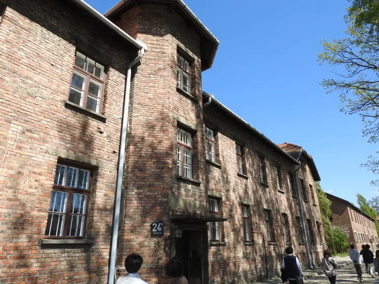 アウシュヴィッツ第1収容所内のレンガ造りのバラック棟の外観