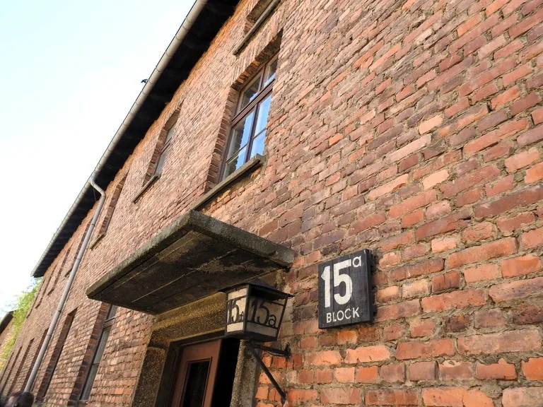 アウシュヴィッツ第1収容所内のレンガ造りのバラック棟の外観