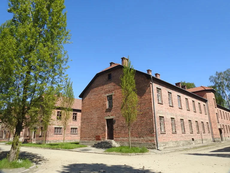 アウシュヴィッツ第1収容所内のレンガ造りのバラック棟の外観