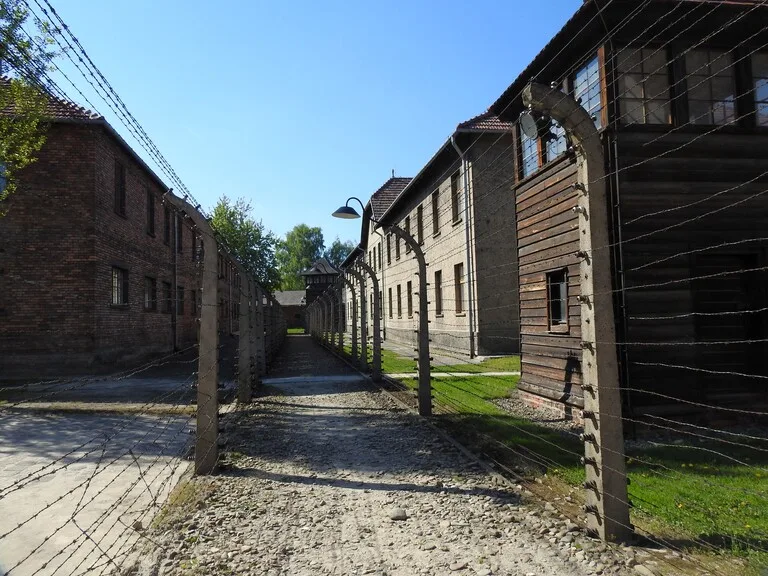 歴史を伝えるアウシュヴィッツ博物館の外観と敷地の様子