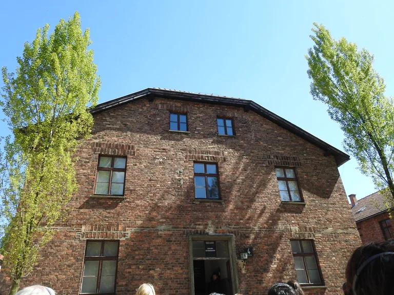 アウシュヴィッツ第1収容所内のレンガ造りのバラック棟の外観