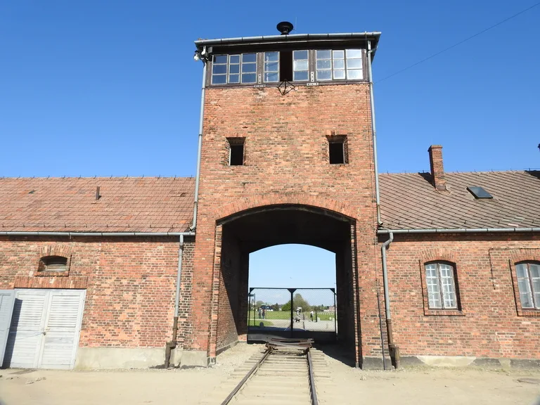 ビルケナウ収容所の象徴である監視塔と線路の風景