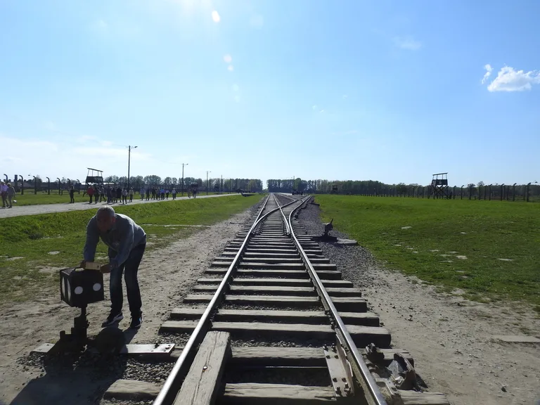 アウシュヴィッツ＝ビルケナウ強制収容所に残る真っすぐにのびた鉄道路線