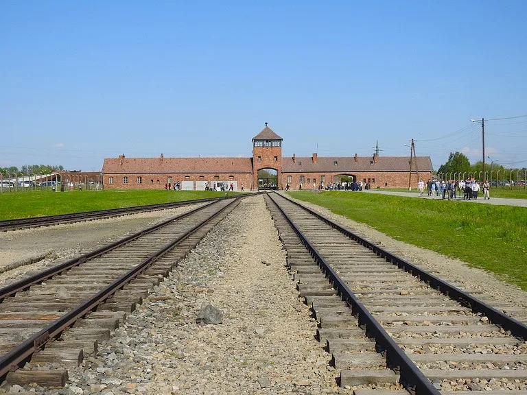 ビルケナウ収容所に続く線路と門を遠景から撮影した写真