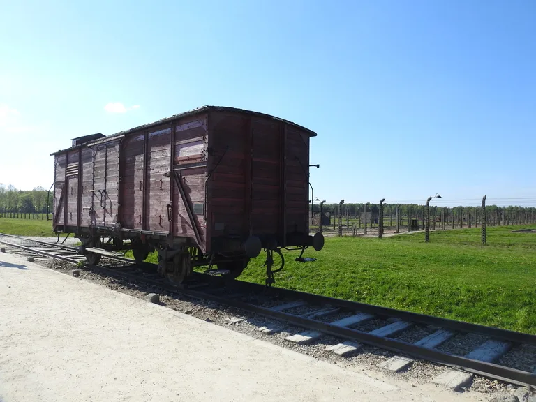 アウシュヴィッツ＝ビルケナウ強制収容所の鉄道路線に残る貨車