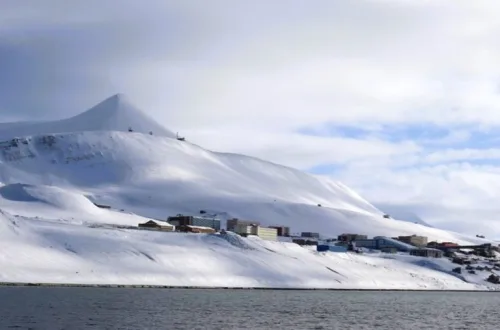 スバールバル諸島のロシアの町バレンツブルグの全景(Panoramic view of Barentsburg, the Russian settlement in Svalbard)