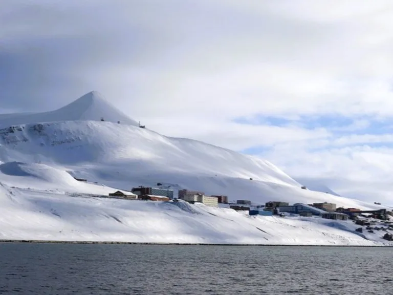スバールバル諸島のロシアの町バレンツブルグの全景(Panoramic view of Barentsburg, the Russian settlement in Svalbard)