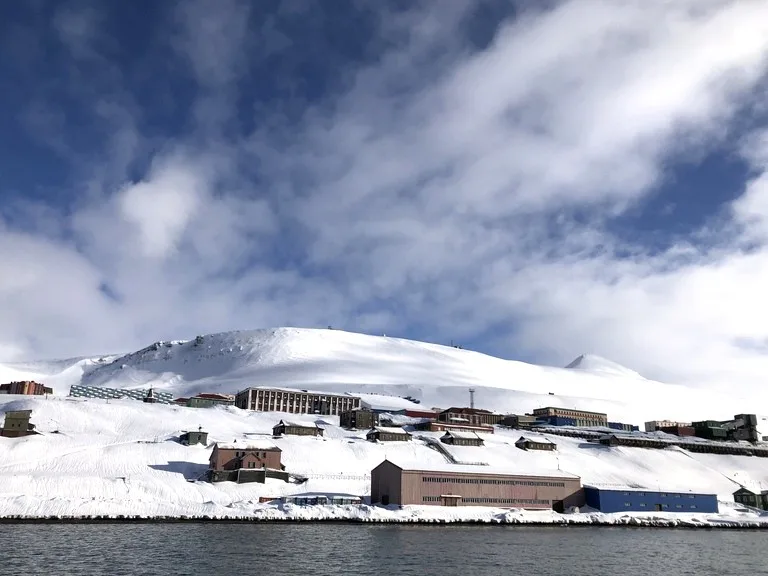フィヨルド沿いに広がるバレンツブルグ港の風景(Barentsburg harbor along the Arctic fjord)