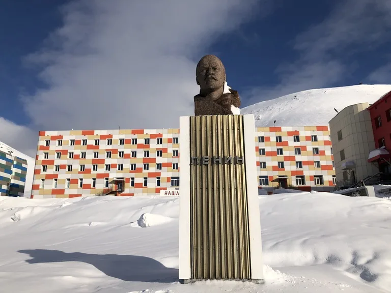 レーニン像とバレンツブルグのメインストリート(Lenin statue on the main street of Barentsburg)