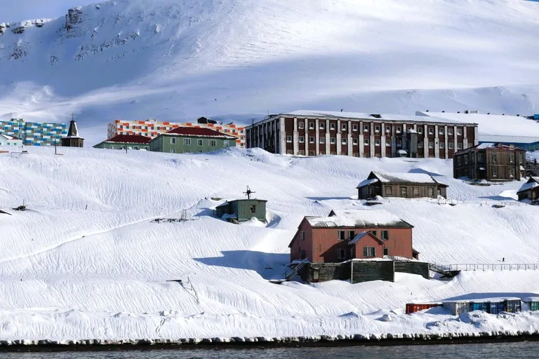 雪に覆われたバレンツブルグの住宅街(Snow-covered houses in Barentsburg, Svalbard)