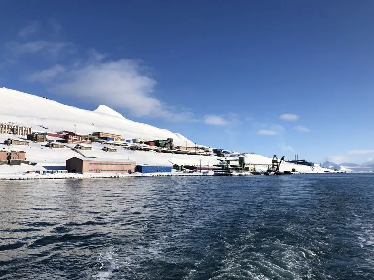 スバールバル諸島のロシアの町バレンツブルグの全景をフェリーから眺めた風景