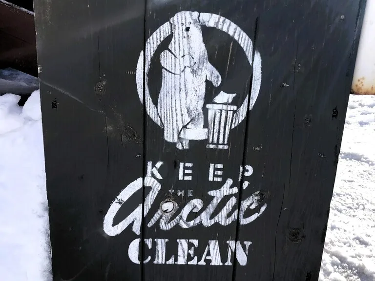 バレンツブルグの道路脇に置いてある、白熊とKEEP CLEANと書いてあるゴミ箱