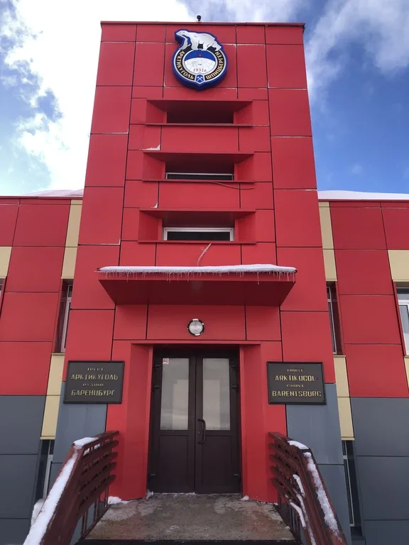 スヴァ―ルバル諸島のバレンツブルグにあるMain office of ArcticUgol(ロシア国営炭鉱会社ArcticUgol本社)とMain entrance to the coal mines(鉱山入口)