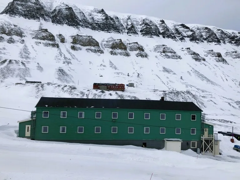 世界最北の醸造所 Svalbard Brewery の外観（ノルウェー・ロングイヤービエン）