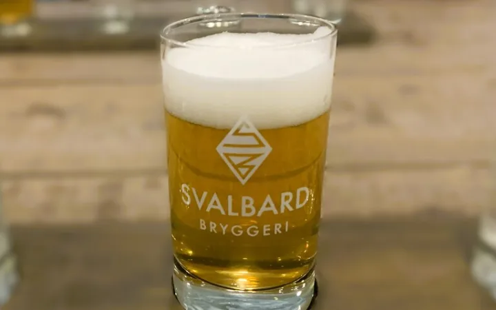 Svalbard Brewery のテイスティング用に北極クラフトビールの入ったグラス