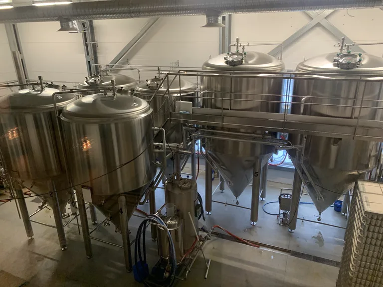 北極圏ロングイヤービエンの Svalbard Brewery 工場内部のタンク設備