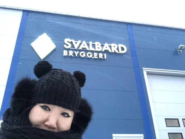世界最北の醸造所 Svalbard Brewery の外観（ノルウェー・ロングイヤービエン）と観光客