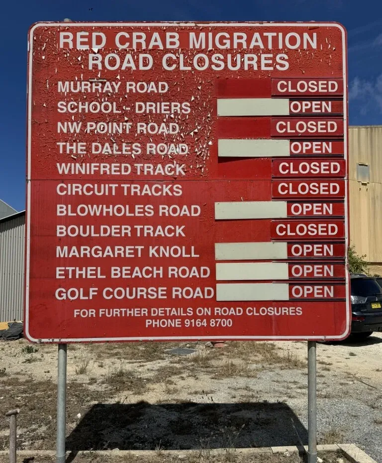 クリスマス島の赤ガニ移動シーズンに出される道路閉鎖状況の看板