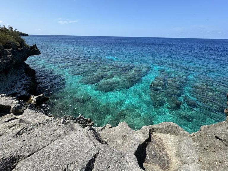 クリスマス島の断崖絶壁と青く美しい海と空