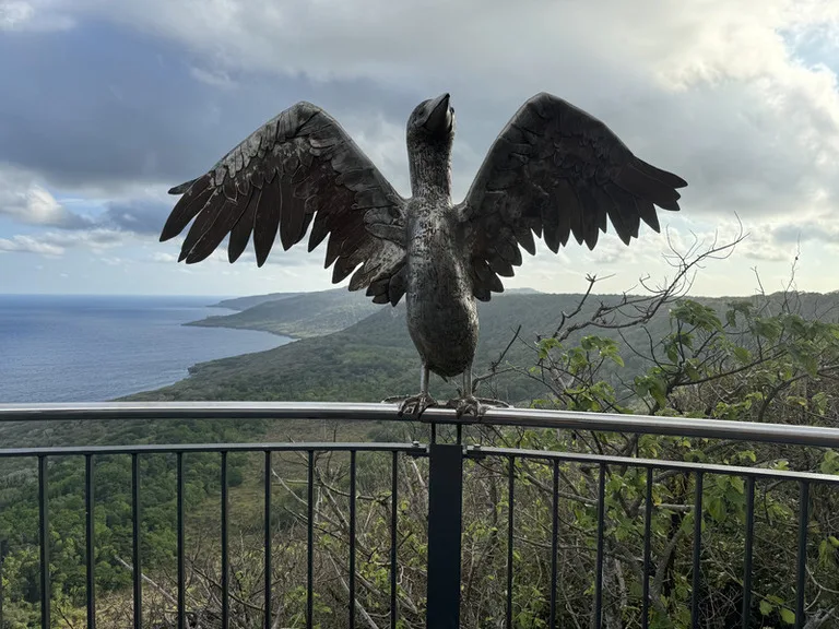 クリスマス島の人気観光地、Margaret Knoll(マーガレット・ノール)からの風景とカツオ鳥のモニュメント