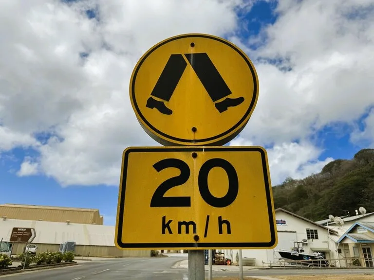 クリスマス島の歩行者道路のマークと時速20㎞規制の標識