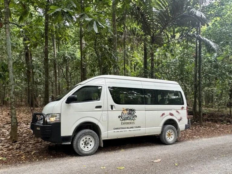 クリスマス島のツアー会社のVAN(ツアーバス)