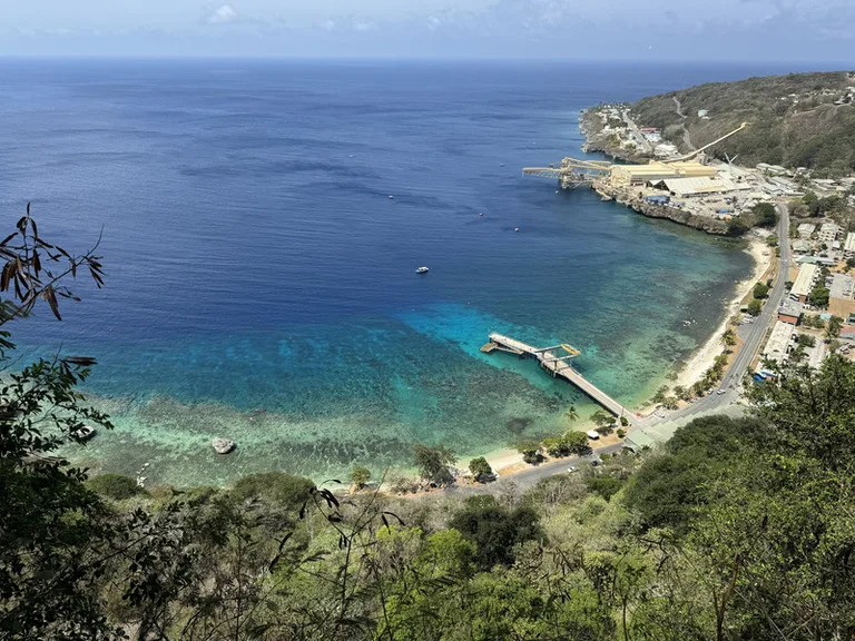 クリスマス島の人気観光スポットフライング・フィッシュ・コーブ展望台からの風景