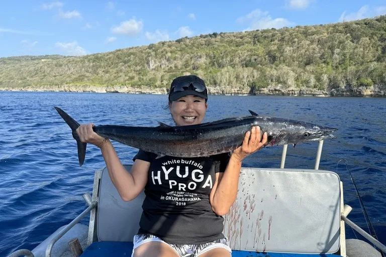 クリスマス島でのフィッシング体験でバラクーダを釣った女の子