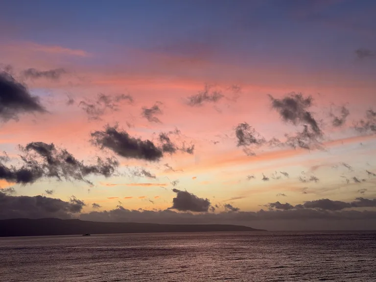 クリスマス島の海を赤く照らす夕焼けの景色