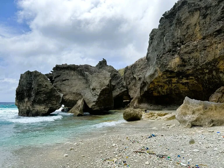 クリスマス島のGreta Beachとビーチに流れ着いたプラスチックごみのあるの風景