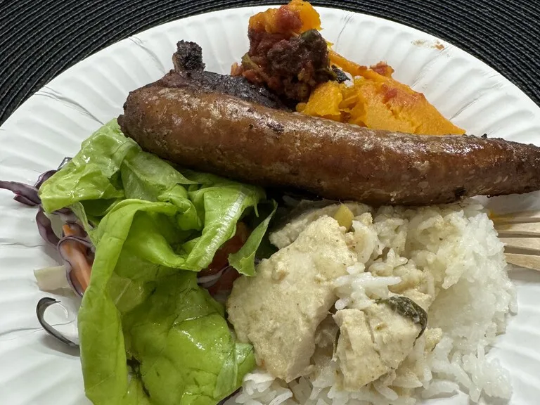 クリスマス島の食事。ソーセージや魚、野菜が盛り合わさったワンプレートご飯