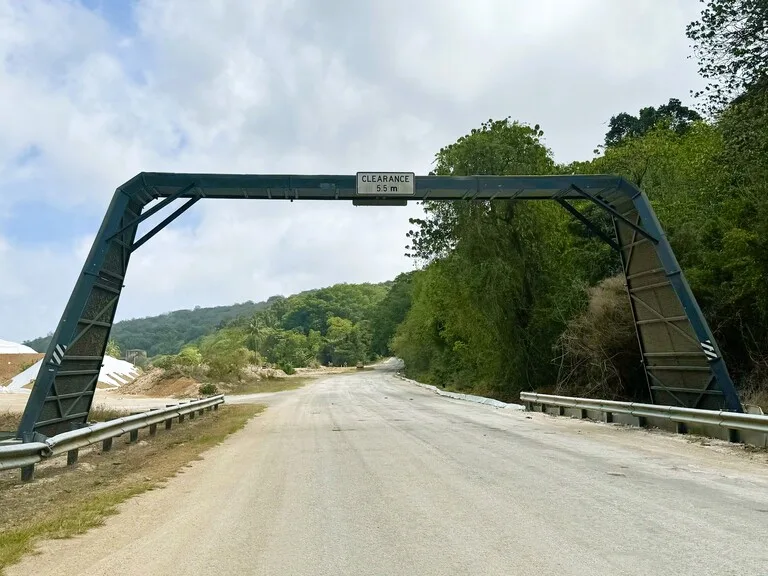 クリスマス島にある赤ガニ専用のCrab Bridge