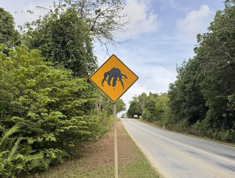 オーストラリア領クリスマス島の赤ガニ注意の標識