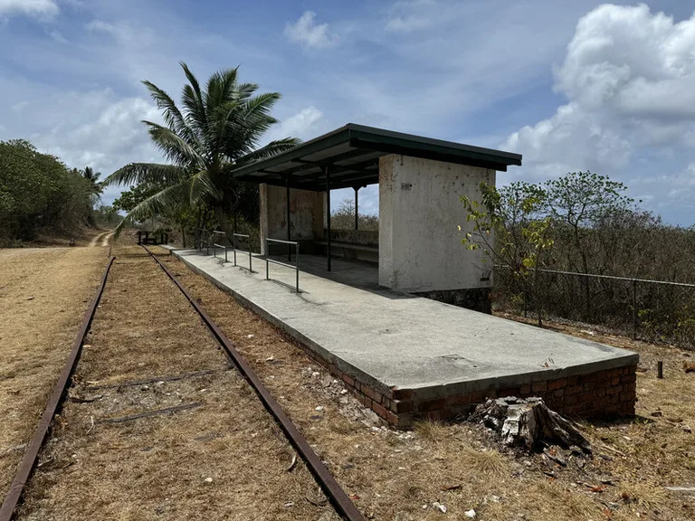 クリスマス島のSouth Point Settlement Remains(サウスポイント入植地跡)、駅舎と線路の跡地