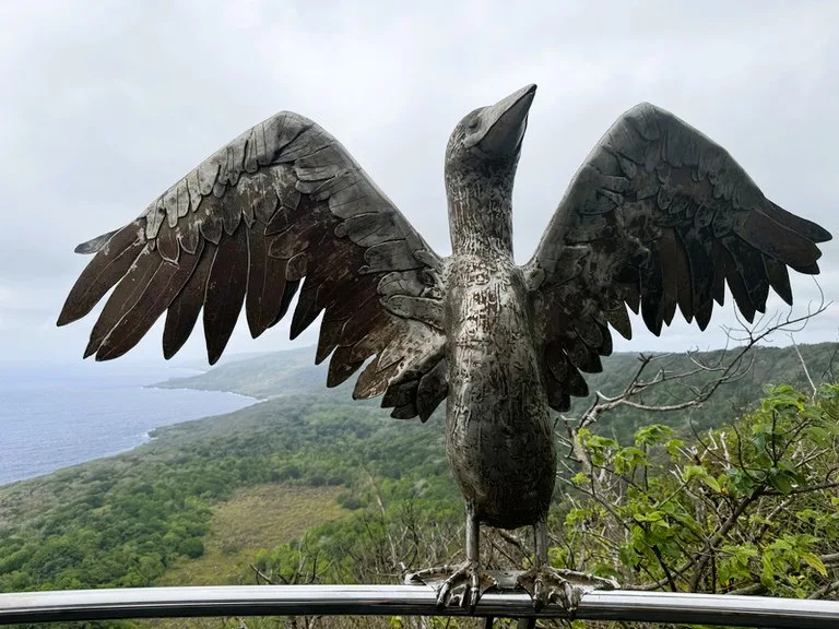 クリスマス島国立公園内にあるMargaret Knoll(マーガレット・ノール)とカツオドリの銅像
