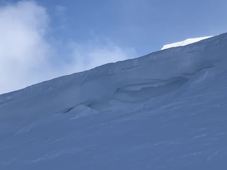 スヴァ―ルバル諸島のブルライトに染まる雪原
