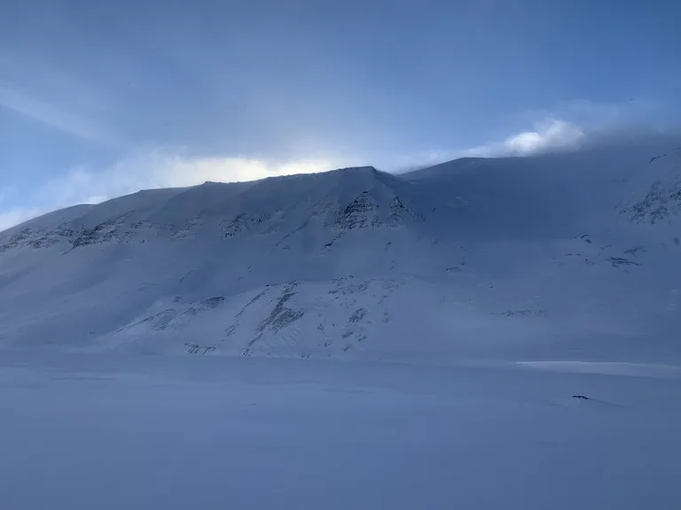 スヴァ―ルバル諸島のブルライトに染まる雪原