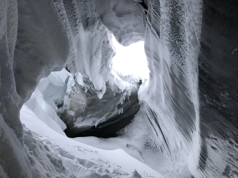 スヴァ―ルバル諸島の氷の洞窟の中の風景
