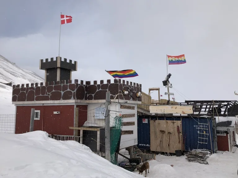 スヴァ―ルバル諸島の犬ぞりを管理する建物